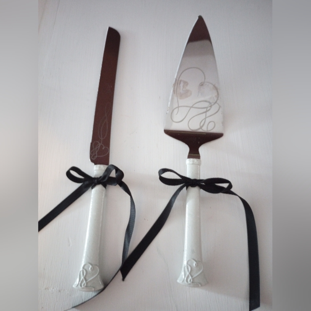 wedding cake servers white and silver featuring hearts engraved and black bow